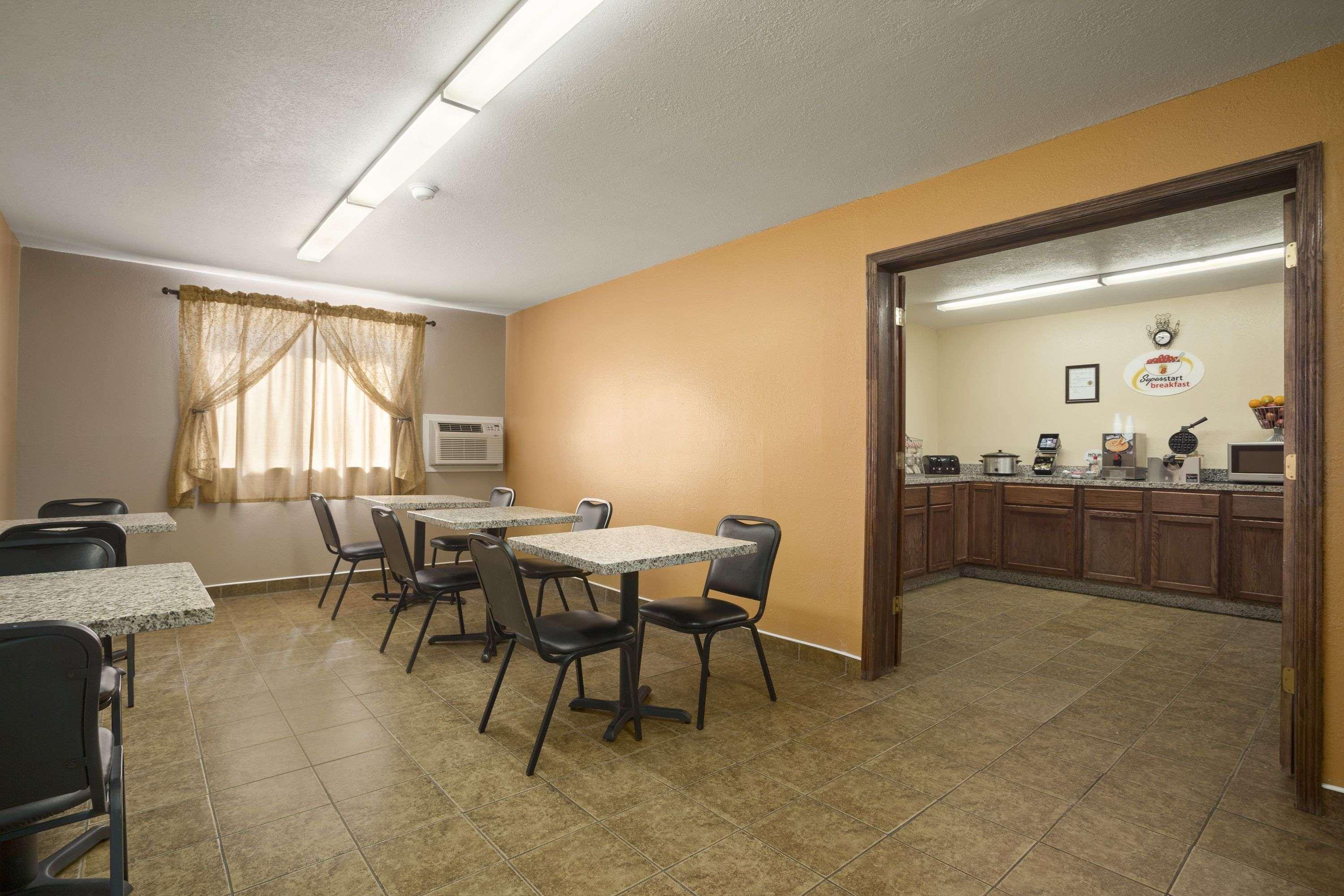 Super 8 By Wyndham Cedar Rapids Hotel Exterior photo