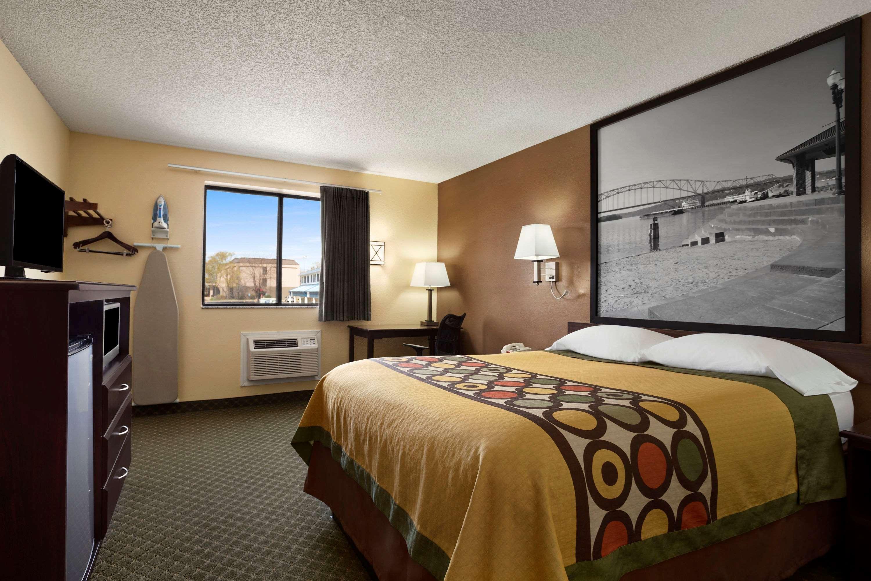Super 8 By Wyndham Cedar Rapids Hotel Exterior photo