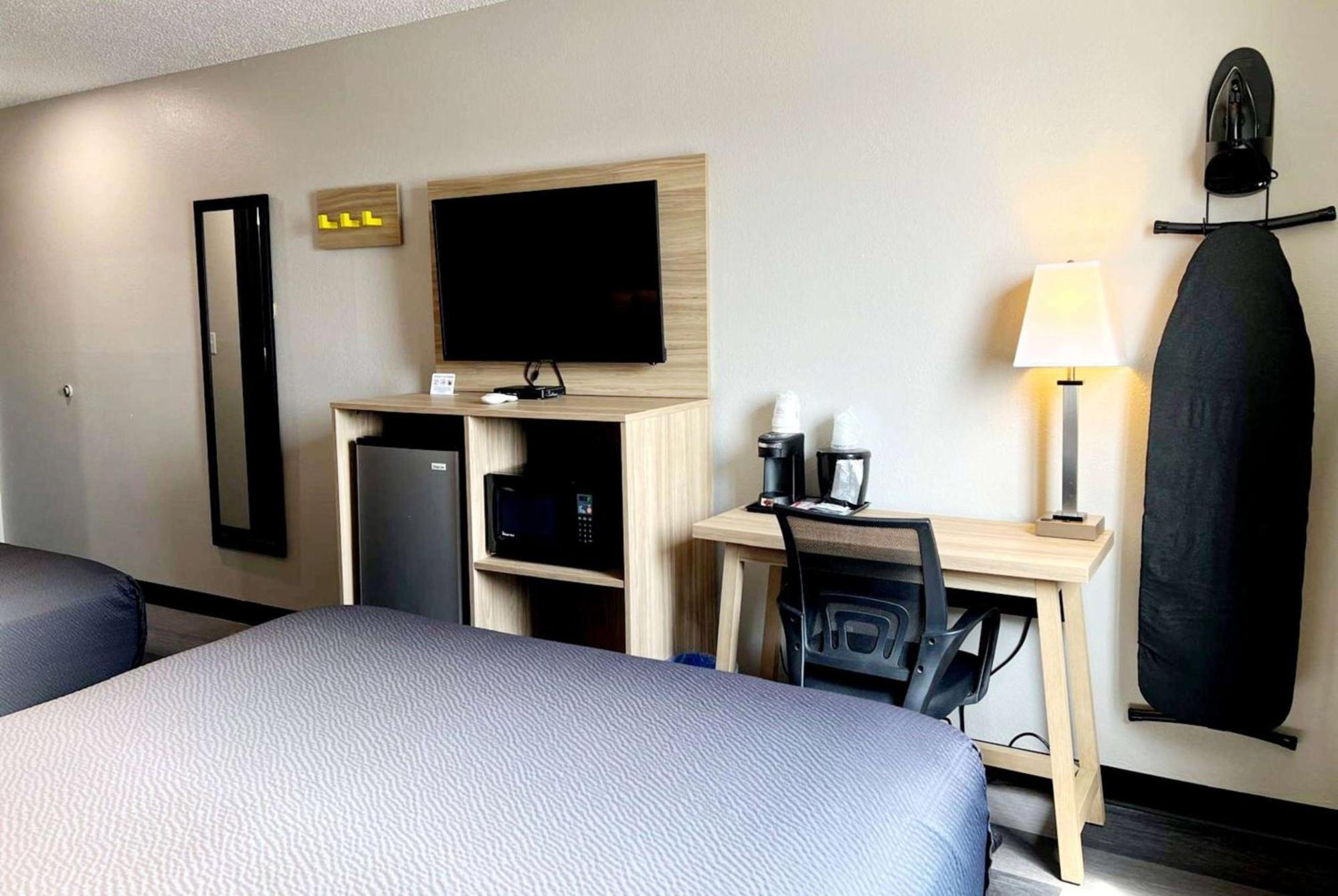 Super 8 By Wyndham Cedar Rapids Hotel Exterior photo