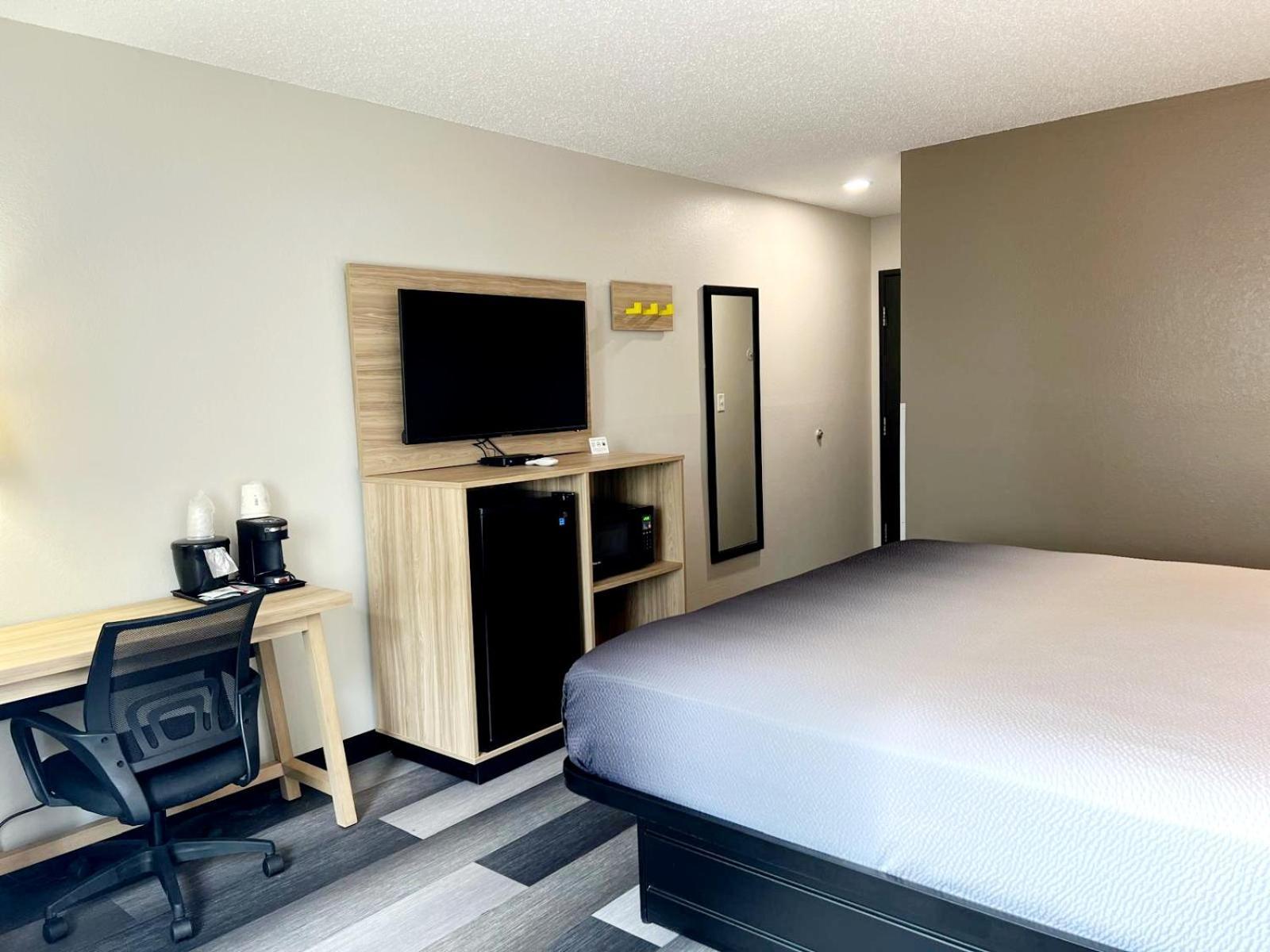 Super 8 By Wyndham Cedar Rapids Hotel Exterior photo