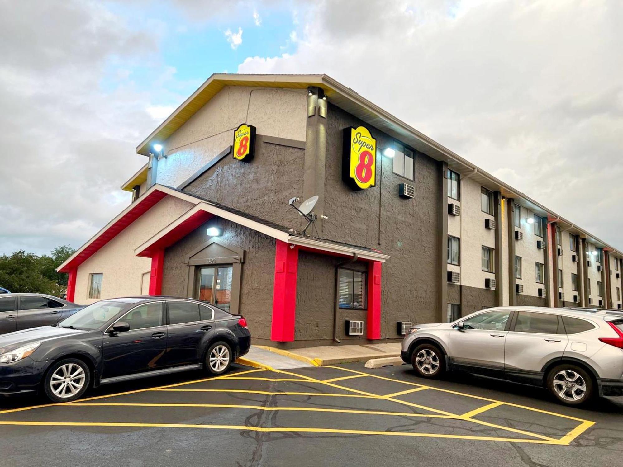 Super 8 By Wyndham Cedar Rapids Hotel Exterior photo