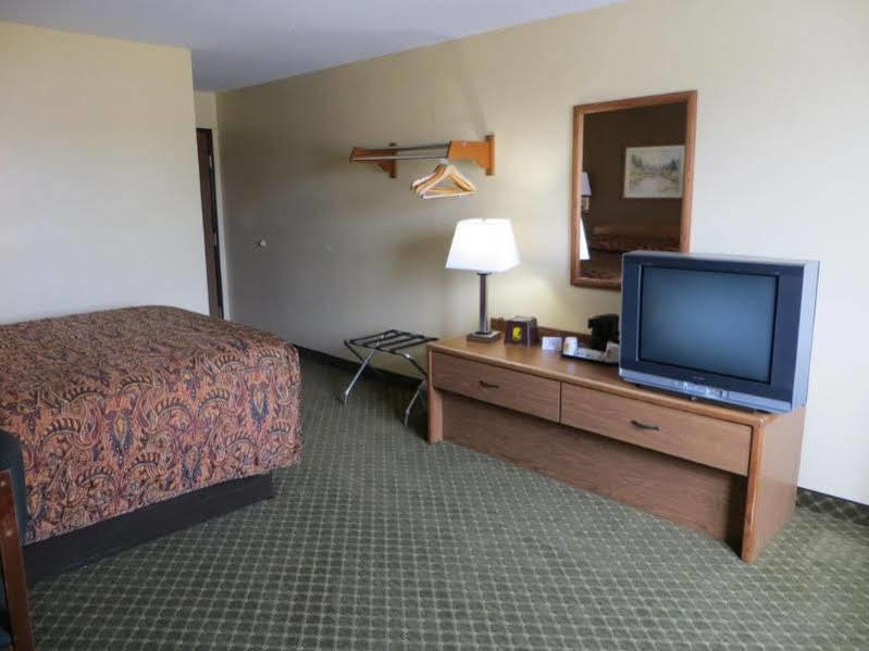 Super 8 By Wyndham Cedar Rapids Hotel Exterior photo