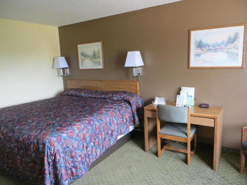 Super 8 By Wyndham Cedar Rapids Hotel Exterior photo