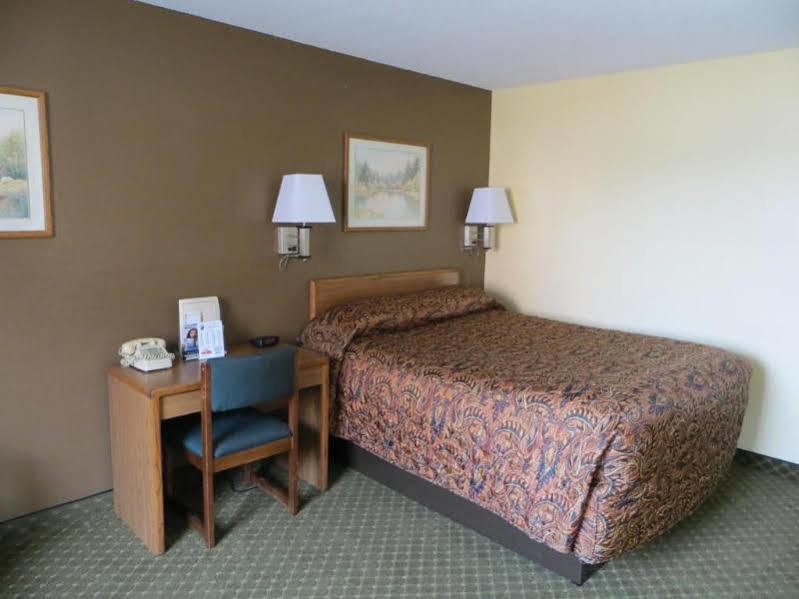 Super 8 By Wyndham Cedar Rapids Hotel Exterior photo