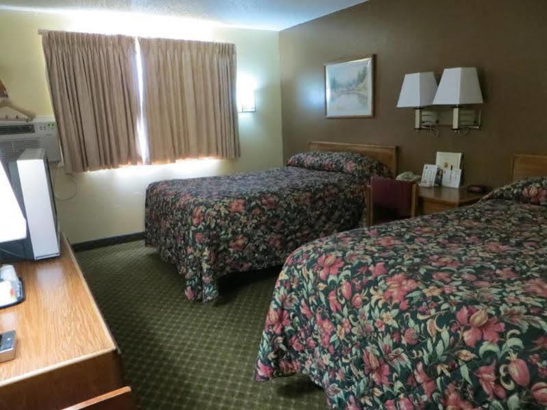 Super 8 By Wyndham Cedar Rapids Hotel Exterior photo